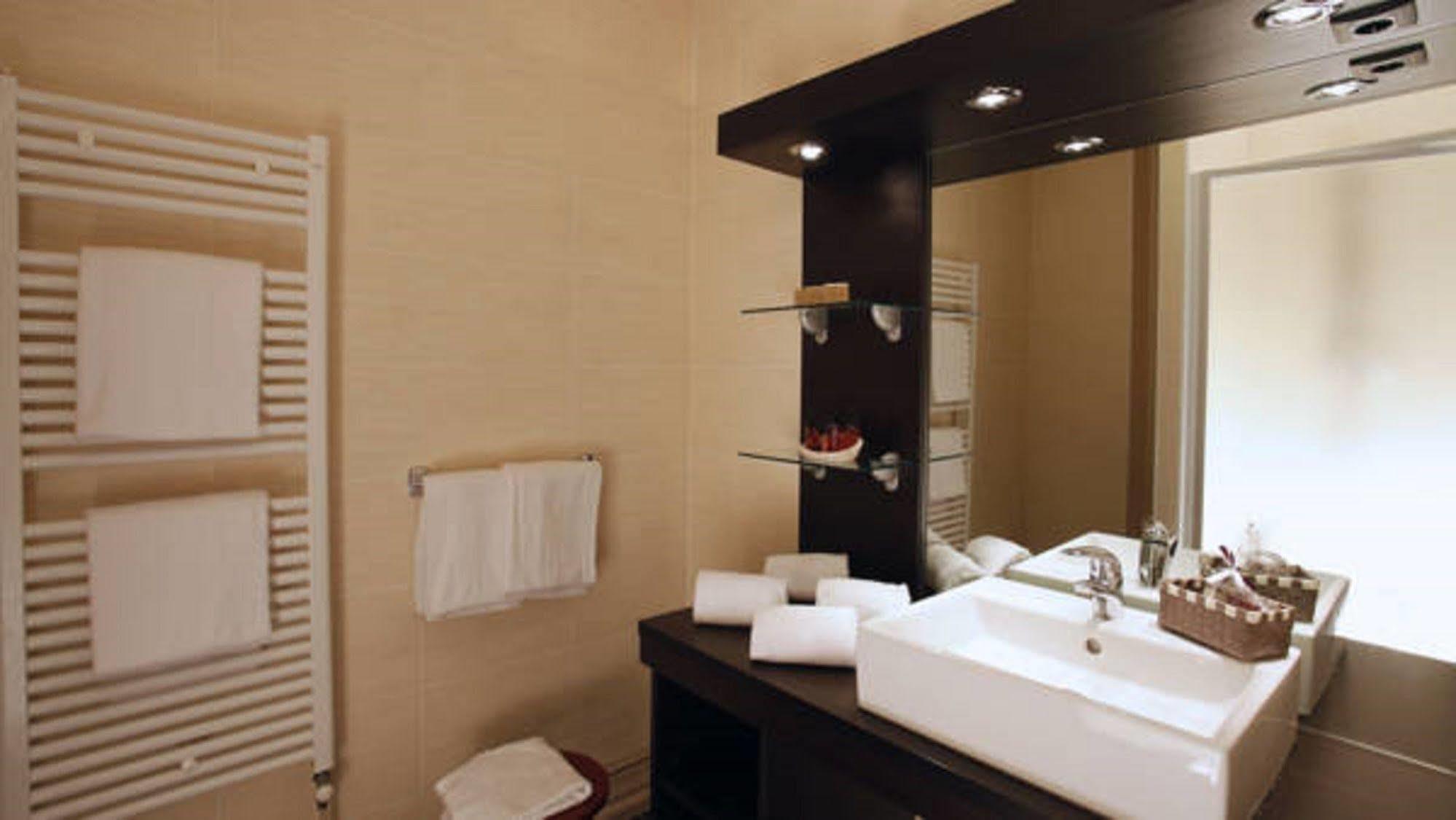 Hotel & Restaurant Des Remparts Rochefort  Ngoại thất bức ảnh